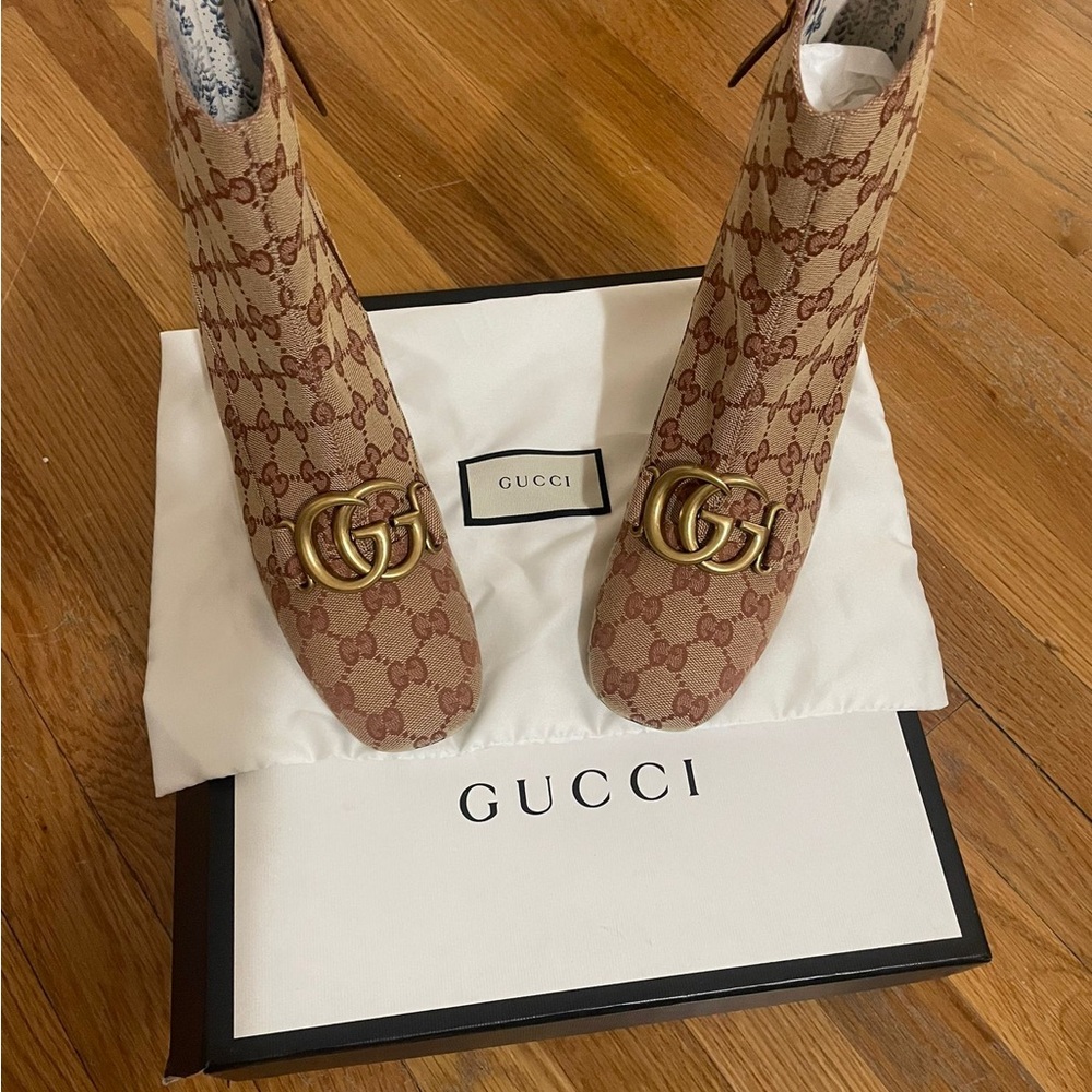 Brand new! Size 8 & half. Comes with its Gucci shoe box, Gucci shoes bag.
